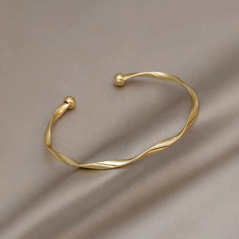Minimalist Twist Gold-tone Alloy Bracelet